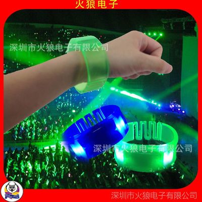 【廠家定制高科技創(chuàng)新舞臺(tái)道具 全場(chǎng)一起變顏色的夜光手鐲 發(fā)光手帶圖片】廠家定制高科技創(chuàng)新舞臺(tái)道具 全場(chǎng)一起變顏色的夜光手鐲 發(fā)光手帶圖片大全 - 深圳市火狼電子